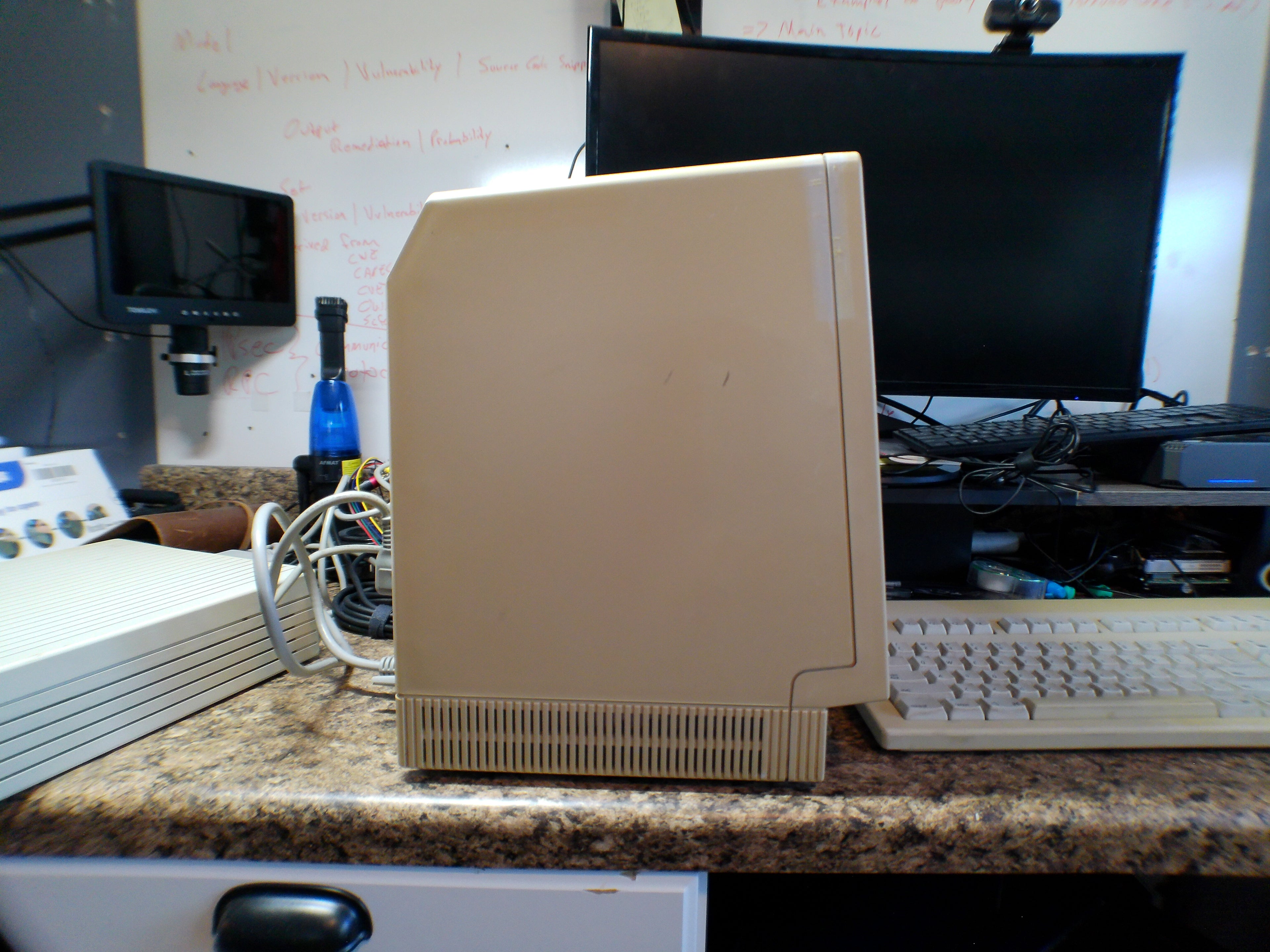 Apple Macintosh SE – External HD 20SC, Keyboard & Mouse, Bonus SCSI Drive, As-Is