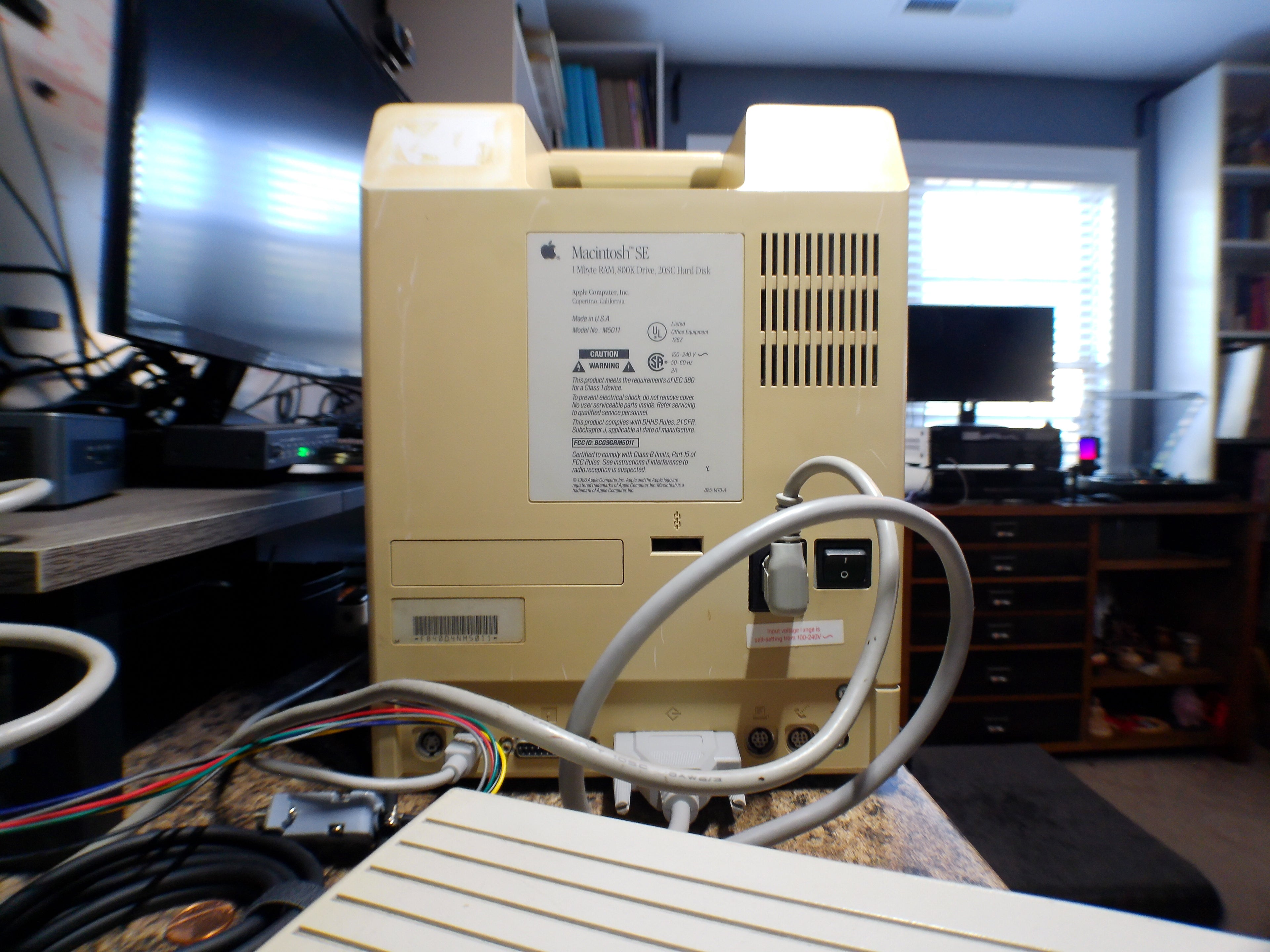 Apple Macintosh SE – External HD 20SC, Keyboard & Mouse, Bonus SCSI Drive, As-Is