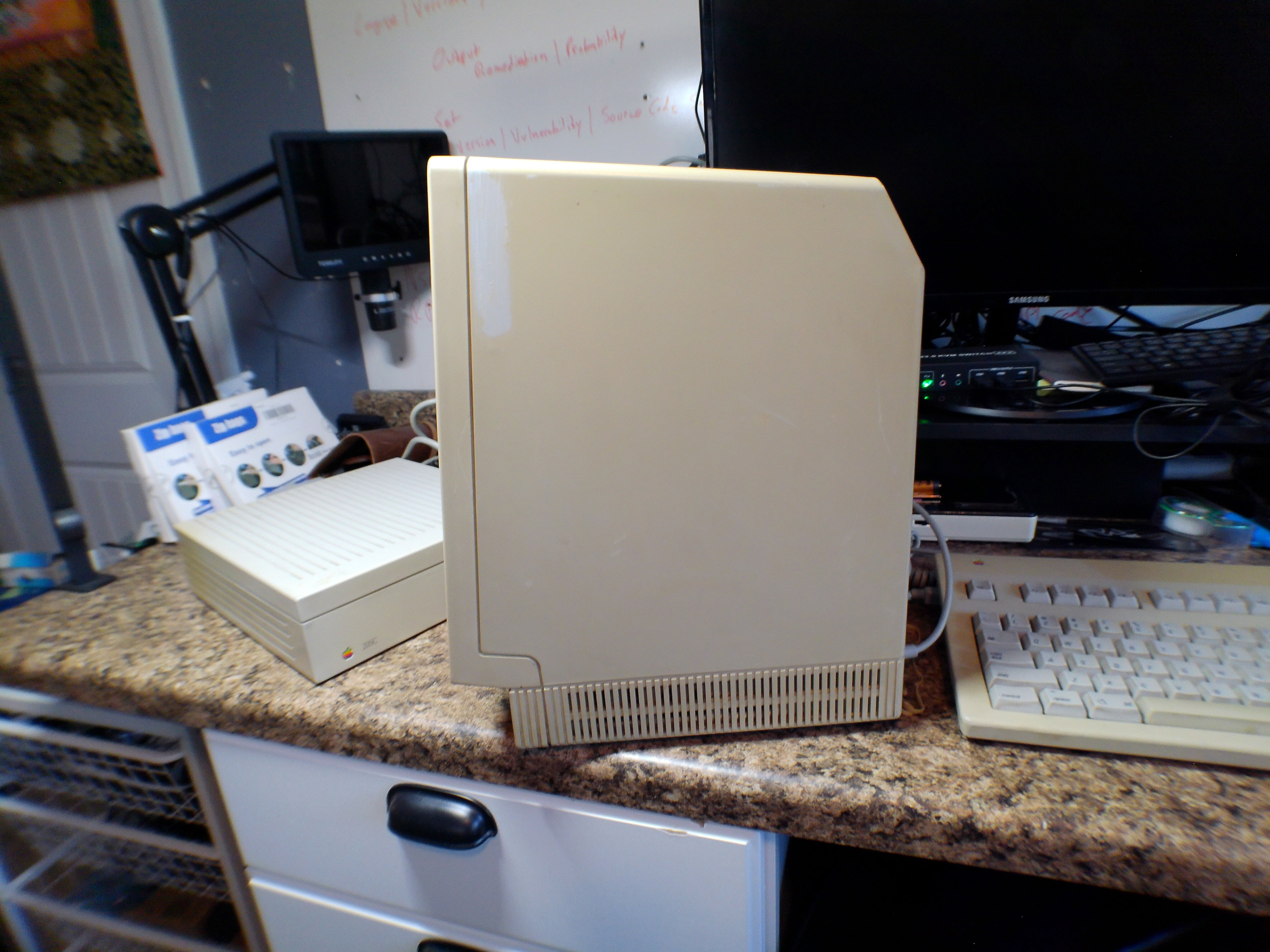 Apple Macintosh SE – External HD 20SC, Keyboard & Mouse, Bonus SCSI Drive, As-Is
