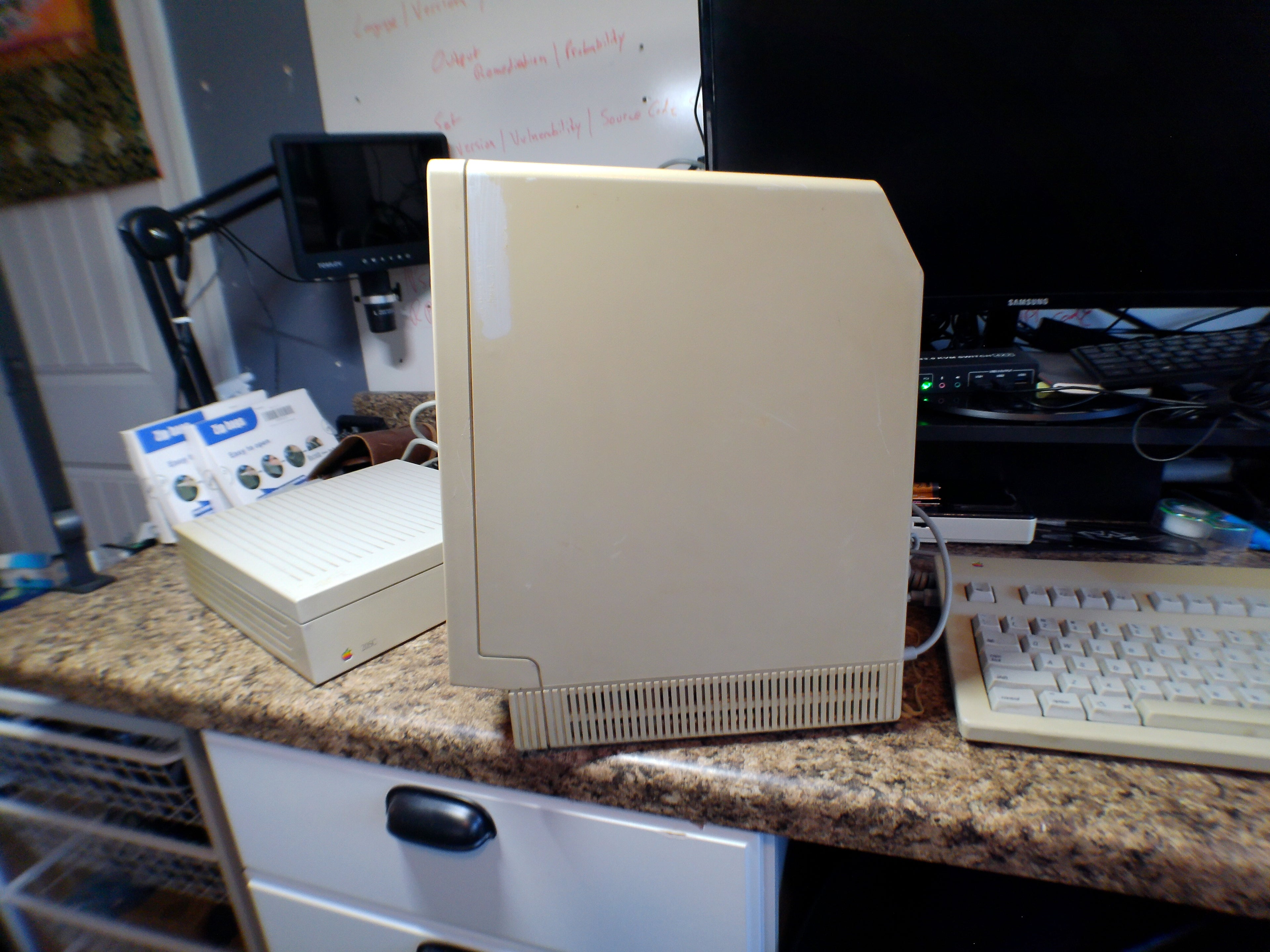 Apple Macintosh SE – External HD 20SC, Keyboard & Mouse, Bonus SCSI Drive, As-Is