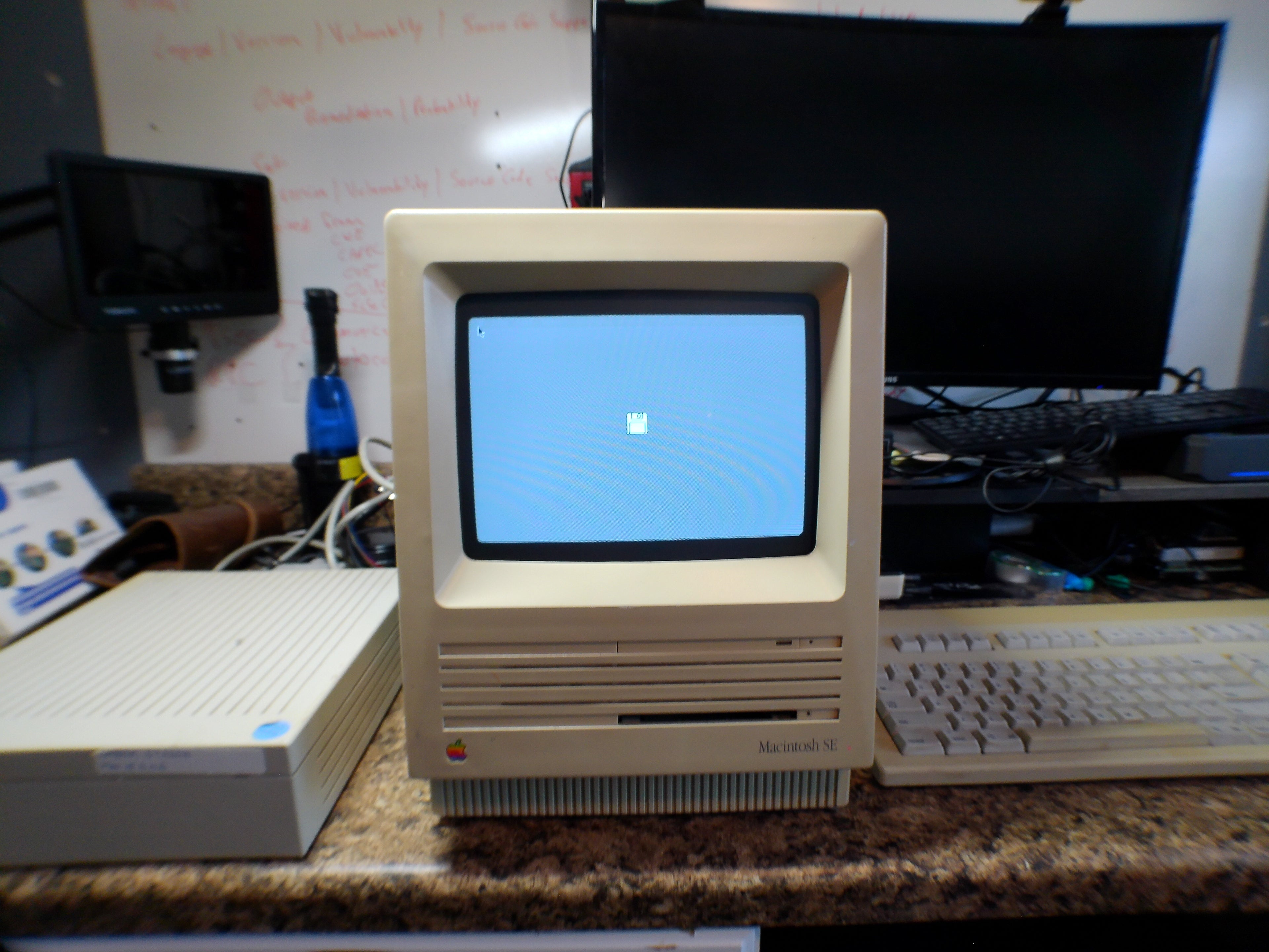 Apple Macintosh SE – External HD 20SC, Keyboard & Mouse, Bonus SCSI Drive, As-Is