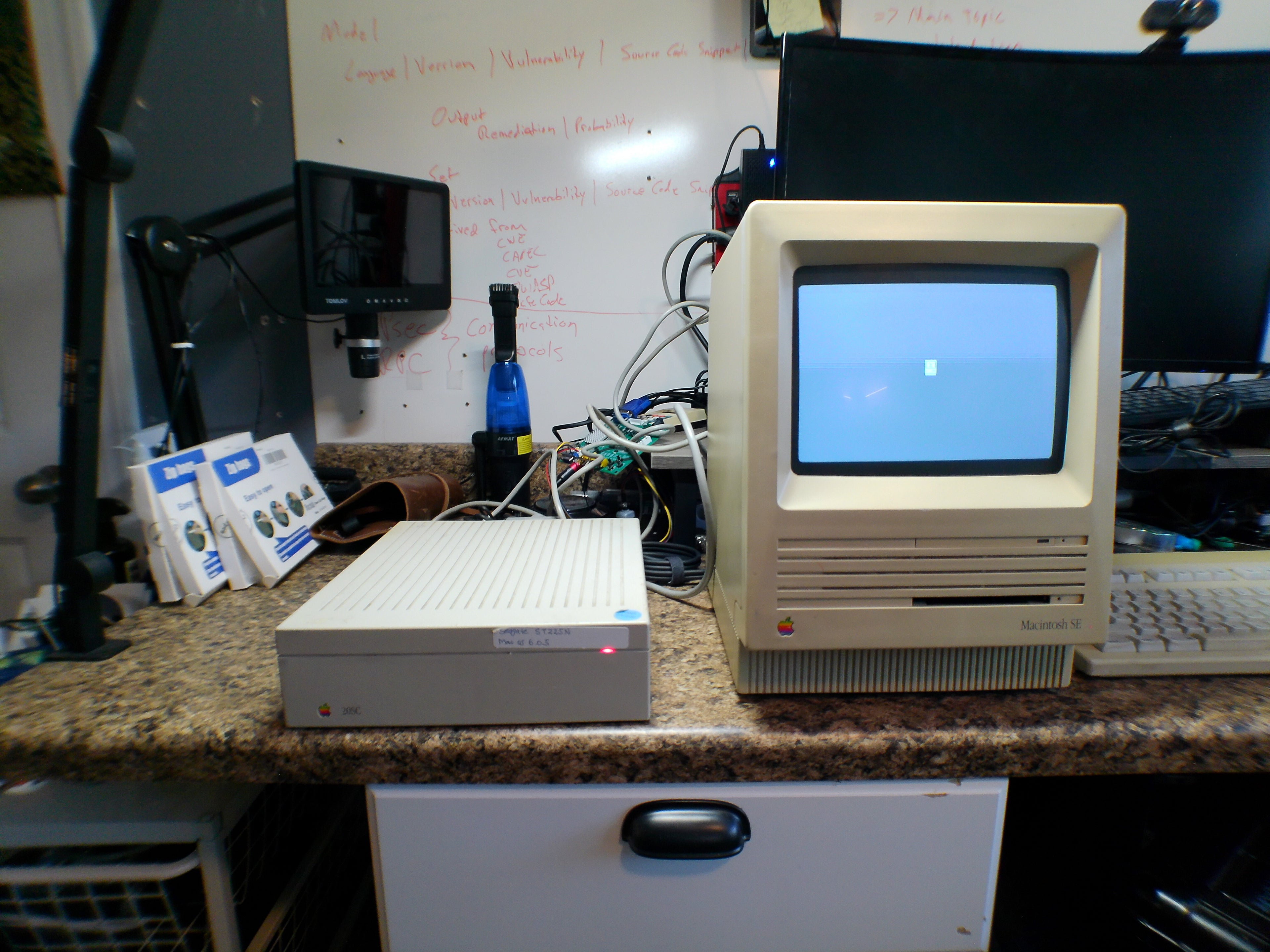 Apple Macintosh SE – External HD 20SC, Keyboard & Mouse, Bonus SCSI Drive, As-Is