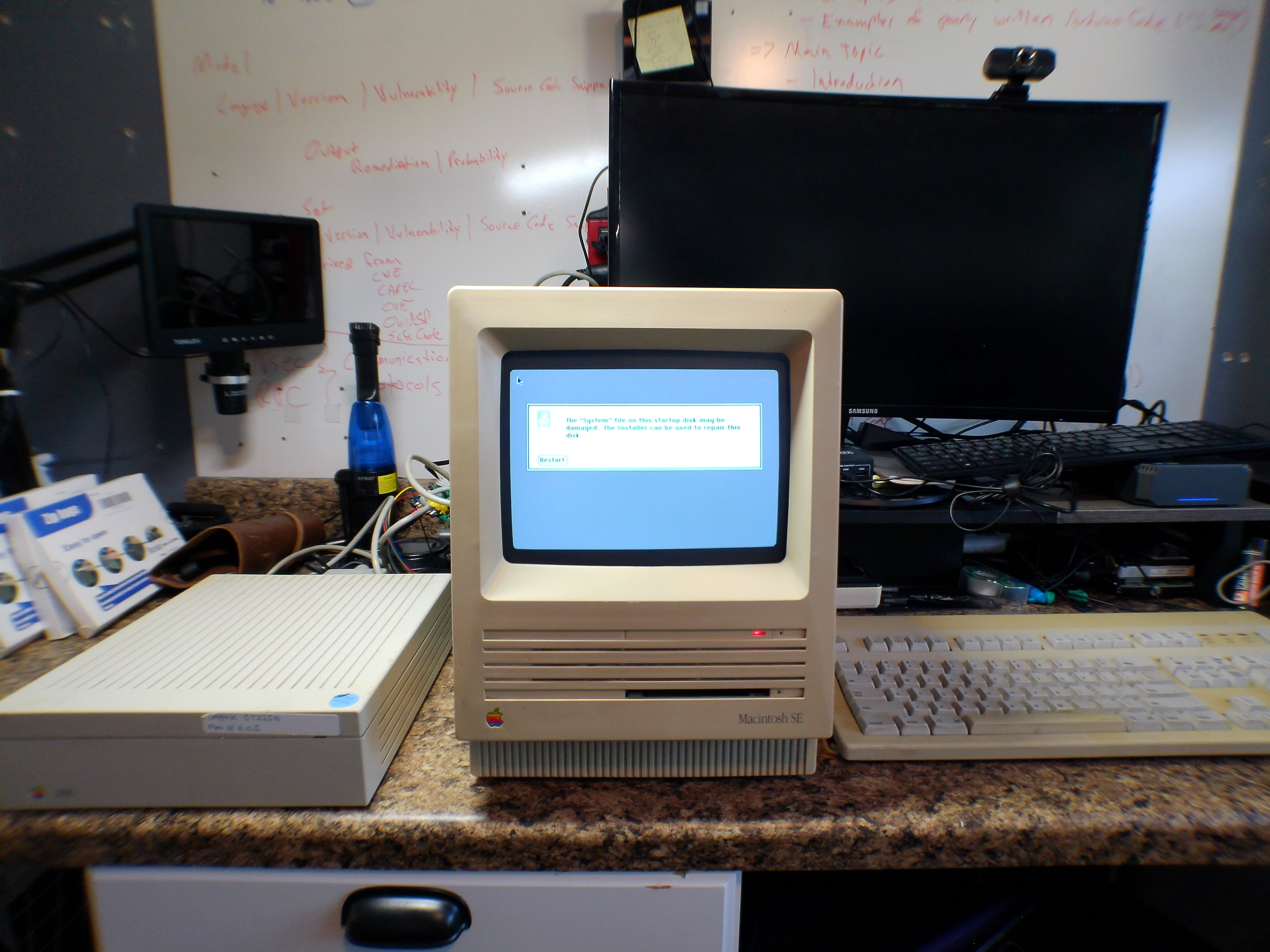 Apple Macintosh SE – External HD 20SC, Keyboard & Mouse, Bonus SCSI Drive, As-Is